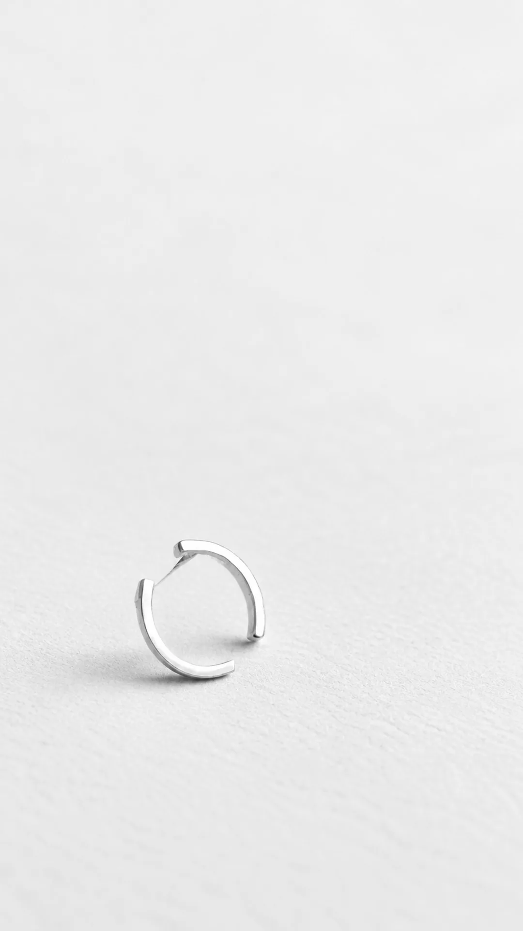 Anel arco aberto visto de baixo, com muito branco acima